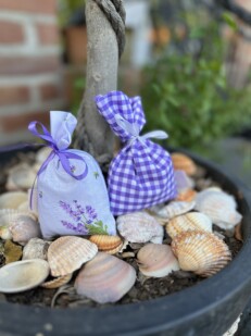 woreczek saszetka lawendowa wypełniona suszonymi kwiatami lawendy z polskiej plantacji