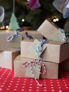 prezenty zapakowane w kartonowe pudełeczka przewiązane ozdobnym sznurkiem