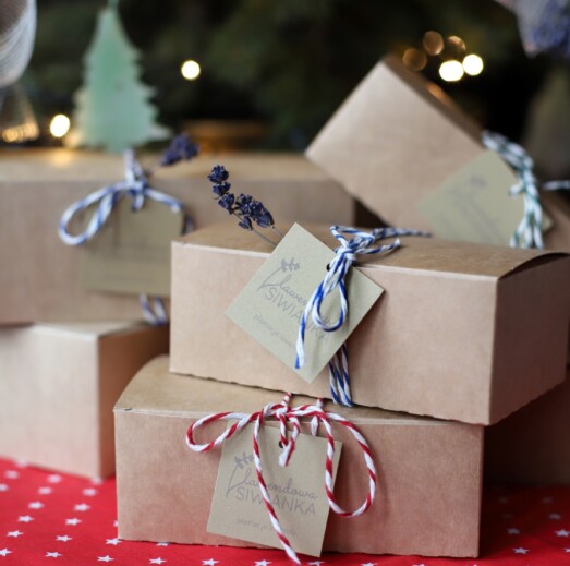 prezenty zapakowane w kartonowe pudełeczka przewiązane ozdobnym sznurkiem