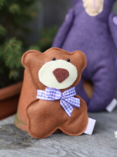 Mały miś z kwiatami lawendy