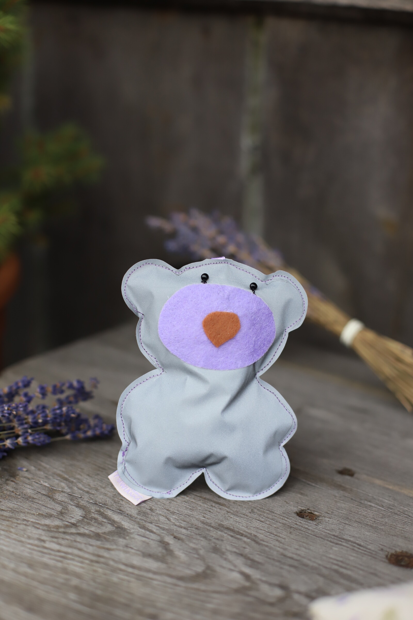 Odblaskowy miś lawendowy z zawieszką - obrazek 2